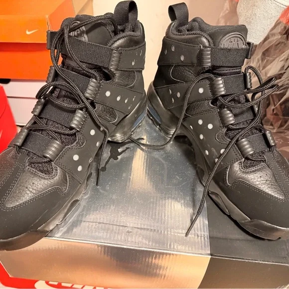 Nike mens Black Sneakers - Picture 3 of 6